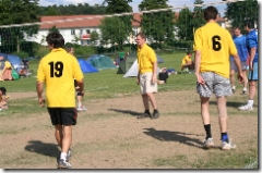 Volleyball auf dem Rasenplatz